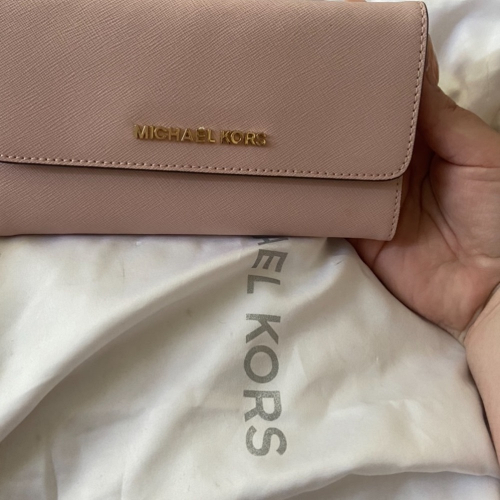 Michael Kors wallet🤍✨